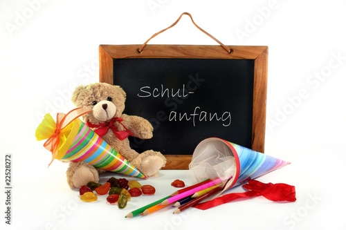Foto: Schultafel mit Teddy und Schultüten Schultafel mit Teddy und Schultüten