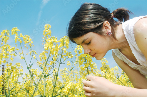 Foto: smelling flowers smelling flowers