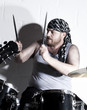 gros rocker batteur musicien en répétition