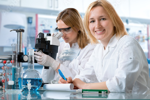 Foto: scientists working at the laboratory scientists working at the laboratory
