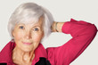 Entspannte, schöne Seniorin