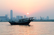 Foto: Bahrain city silhouette and fishing dhow in sunset Bahrain city silhouette and fishing dhow in sunset