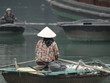 Barca en la bahía de Ha Long en Vietnam con sombrero vietnamitas