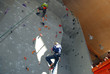 Kinder in Kletterhalle