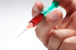 Arzt hält Spritze in der Hand mit Blut