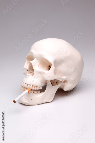 Photo: Cooler rauchender Totenkopf mit Zigarette Cooler rauchender Totenkopf mit Zigarette