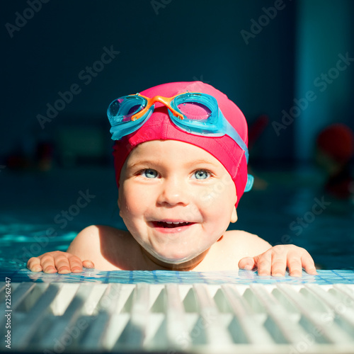 Foto: Child in a swimming pool Child in a swimming pool
