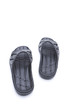 Schwarze Badeschuhe