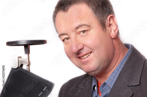 Photo: Mann mit Briefwaage Mann mit Briefwaage