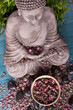 Buddha mit Bambus, Massage Steinen und Schale mit Blüten