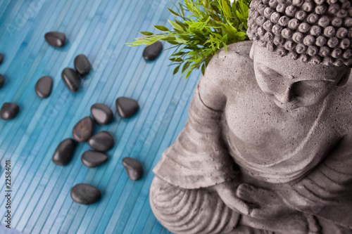 Foto: Buddha mit Bambus, Massage Steinen und Schale mit Blüten Buddha mit Bambus, Massage Steinen und Schale mit Blüten