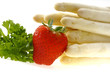 Weisser Spargel mit Erdbeeren und Petersilie Weisser Spargel mit Erdbeeren und Petersilie