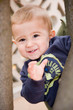 niño en el jardin niño en el jardin