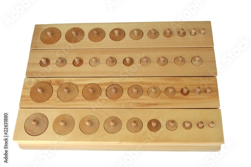 Photo: Matériel Montessori : encastrements cylindriques Matériel Montessori : encastrements cylindriques