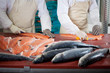 lachs und lachsfilets auf arbeitsplatte