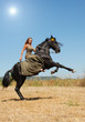 Photo : cavalière sur cheval cabré cavalière sur cheval cabré
