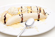 Bananensplit mit Löffel auf Teller Bananensplit mit Löffel auf Teller