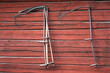 Sensen an schwedischer Hauswand 3864a Sensen an schwedischer Hauswand 3864a