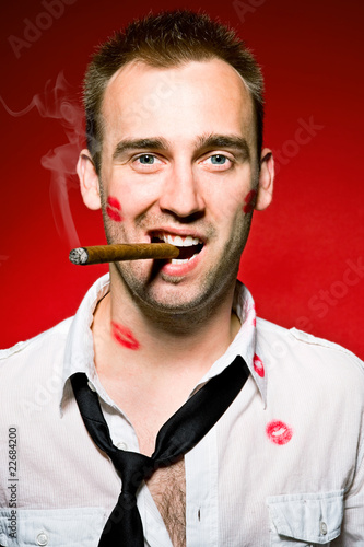 Foto: man smoking cigaro man smoking cigaro