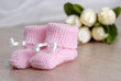 chaussons de bébé rose sur surface de bois chaussons de bébé rose sur surface de bois