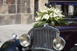 oldtimer mit blumenschmuck