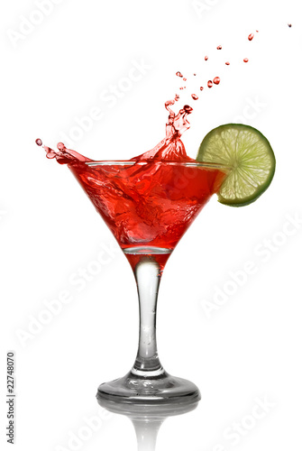 Foto: Red cocktail with splash and lime isolated on white Red cocktail with splash and lime isolated on white