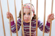 Mädchen hinter Gittern traurig