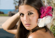 Retrato de mujer castaña con flores en el pelo