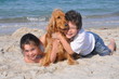 2 enfants et leur chien heureux sur la plage 2 enfants et leur chien heureux sur la plage