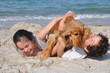 2 enfants et leur chien heureux sur la plage 2 enfants et leur chien heureux sur la plage