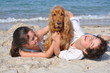 2 enfants et leur chien heureux sur la plage 2 enfants et leur chien heureux sur la plage