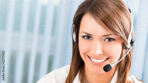 사진:Support phone operator in headset at workplace Support phone operator in headset at workplace