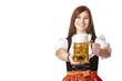 Foto: Junge hübsche Frau im Dirndl hält Oktoberfest Mass Junge hübsche Frau im Dirndl hält Oktoberfest Mass