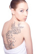 femme au tatouage dans le dos