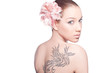 femme au tatouage dans le dos