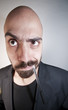 uomo che pensa con la penna