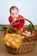 Baby mit Einkaufskorb