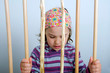 einsam hinter Gittern
