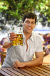 junger Mann im Biergarten