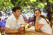 Unterhaltung im Biergarten