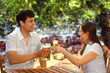 Zuprosten im Biergarten