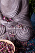 Buddha mit Massage Steinen und Schale mit Blüten