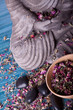 Buddha mit Massage Steinen und Schale voll Blüten