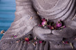 Buddha mit Bambus und Blüten