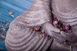 Buddha mit Bambus und Blüten