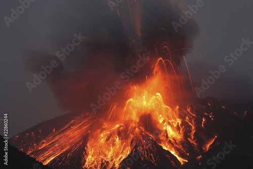Photo: Molten lava erupts from Sakurajima, Kagoshima, Japan Molten lava erupts from Sakurajima, Kagoshima, Japan