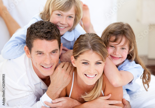 Foto: United family waching television United family waching television