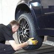 Foto: Motor mechanic is changing a tyre Motor mechanic is changing a tyre