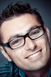 homme caucasien / européen lunettes sourire