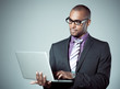 businessman homme d'affaire métis ordinateur portable